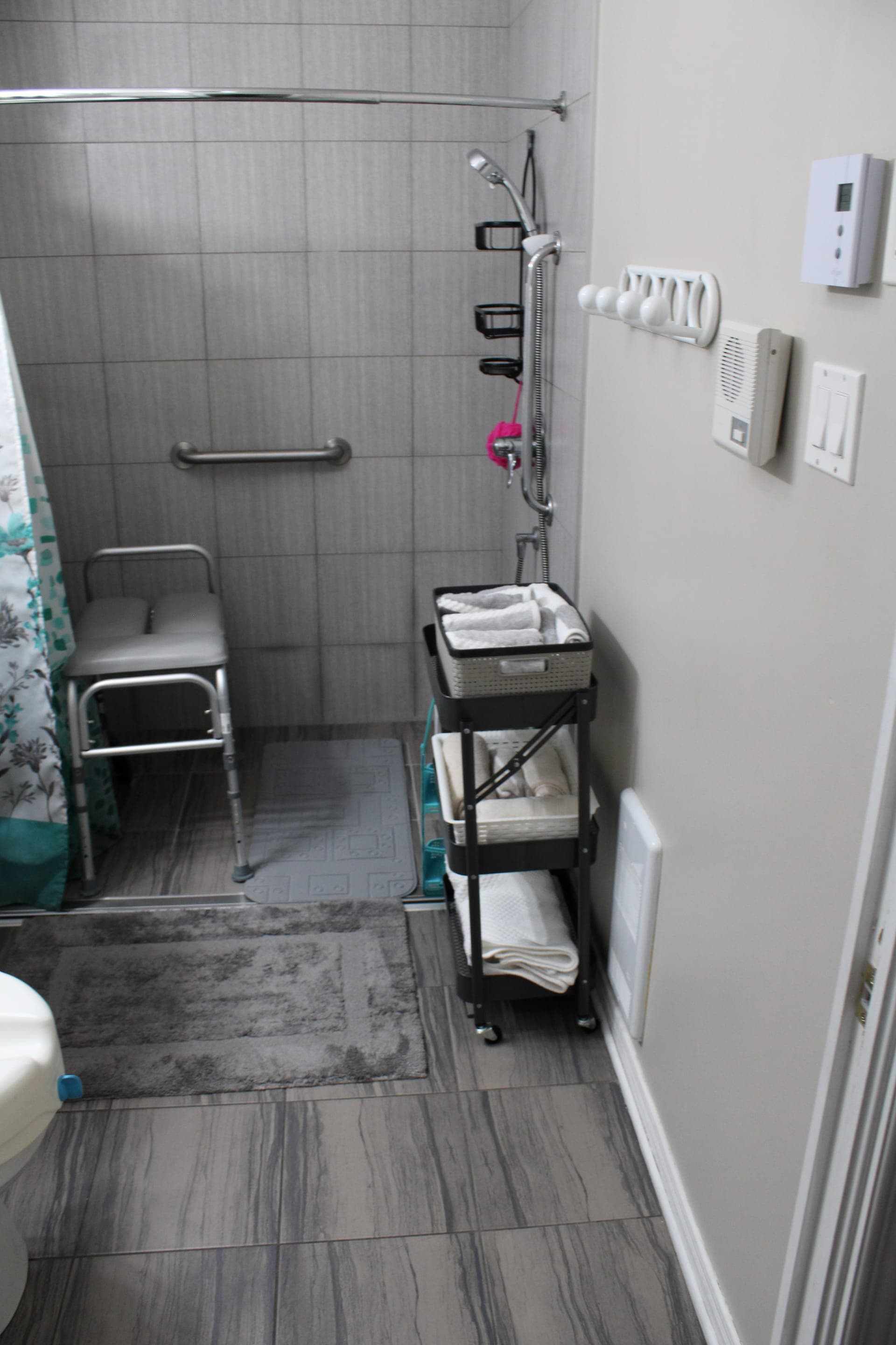 Salle de bain adaptée avec équipements de sécurité