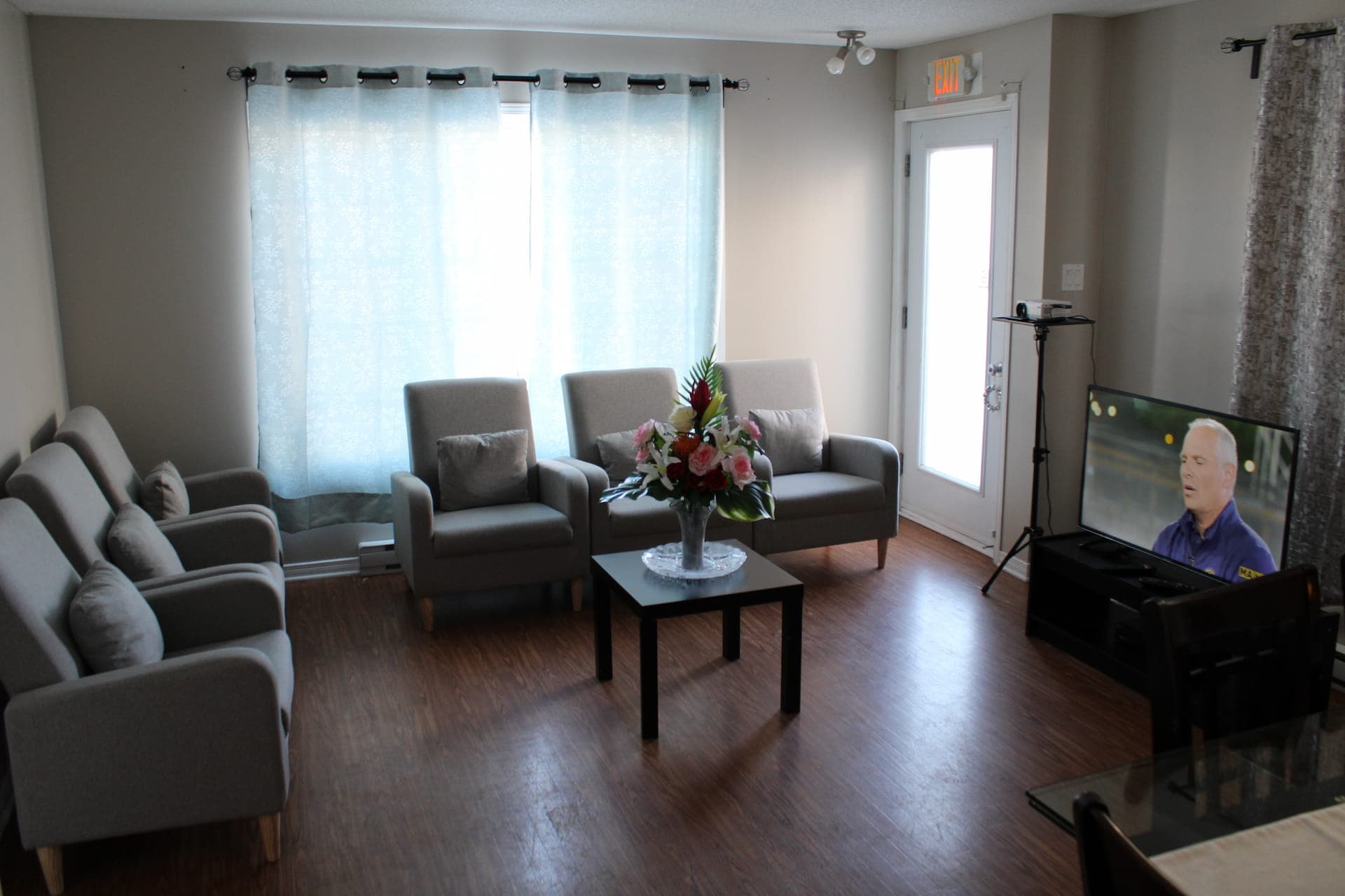 Salon commun spacieux et confortable